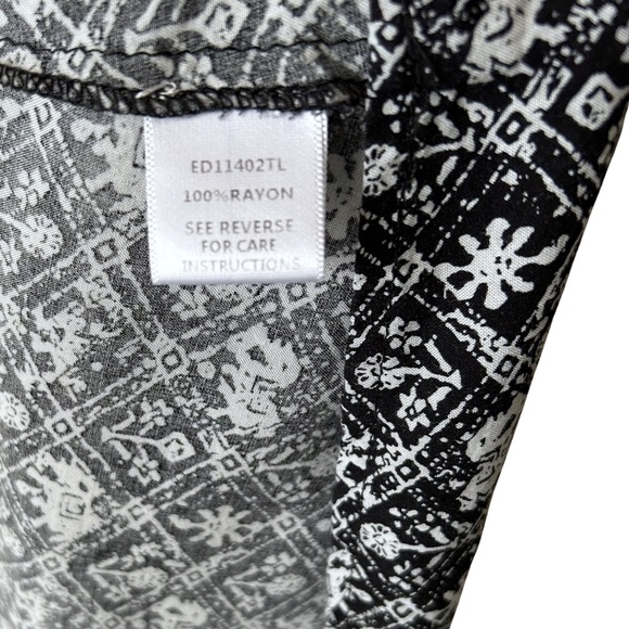 Flowy Abstract Pattern Mini Dress with Keyhole Cutout Back - XS - Black & White - Picture 10 of 11